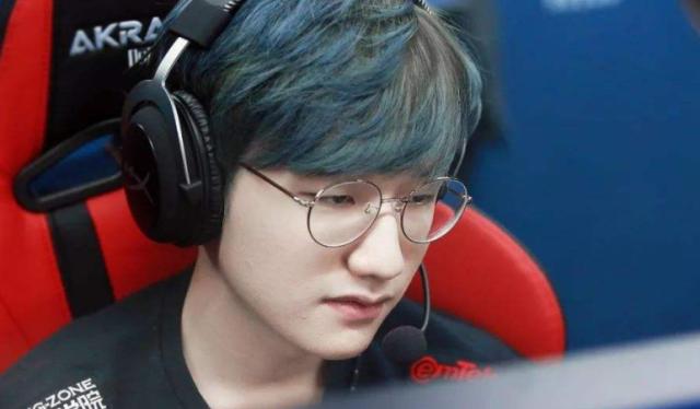 然飞身扑救 然飞身扑救