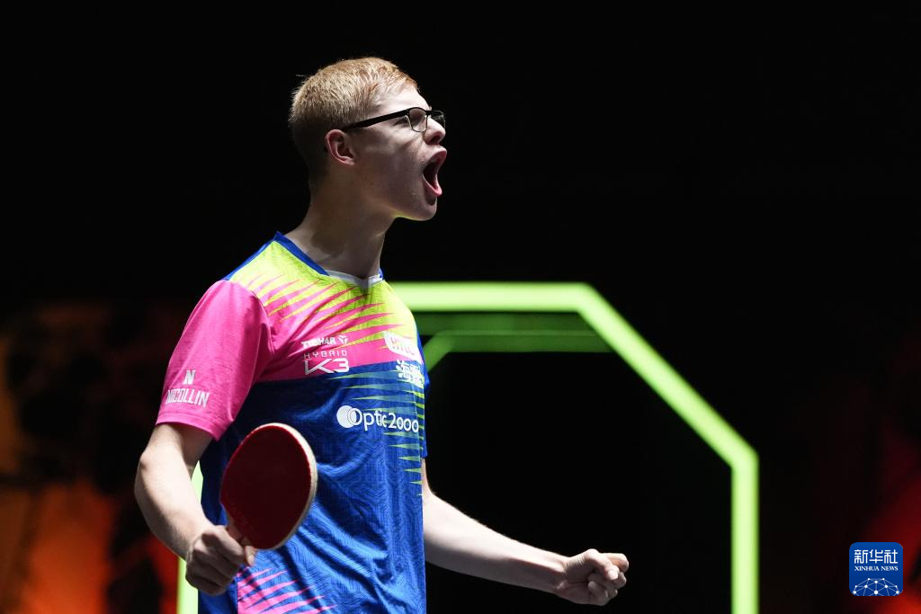 球员顽强拼 球员顽强拼